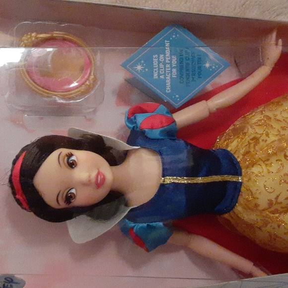 Disney Princess 12" Classic Snow White Doll w/Magic Mirror Pendant - Picture 2 of 10